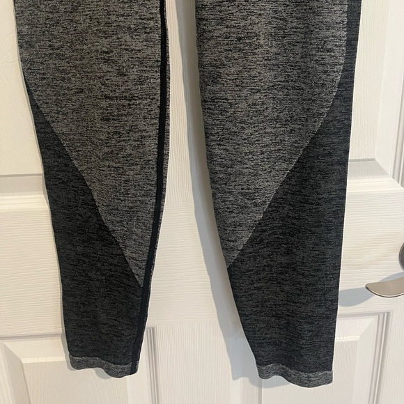 Victoria Secret Pink Grey Black Seamless Athletic Leggings Gym Workout Medium - Picture 3 of 5